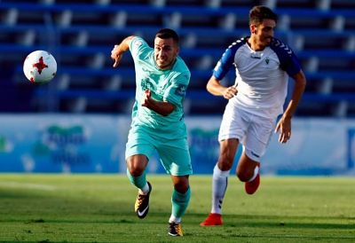 Joselu acelera para llegar a un balón (GRANADA CF)