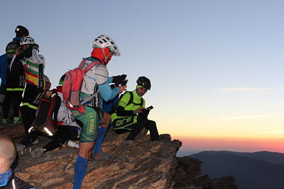 Los participantes se toman un descanso en la cima del Veleta (GRANABIKE) 