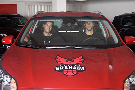 Los jugadores del Coviran Granada en el nuevo vehículo (FCBG)