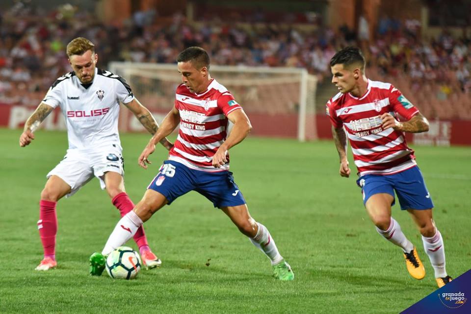 Una acción del partido de la primera jornada Granada y Albacete. (BALDOMERO)