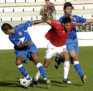 Lance del partido entre Granada 74 y Portuense (AYALA)