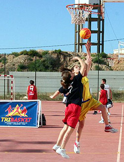 Niños practicando Tribasket (ANDALUZABALONCESTO.ORG)