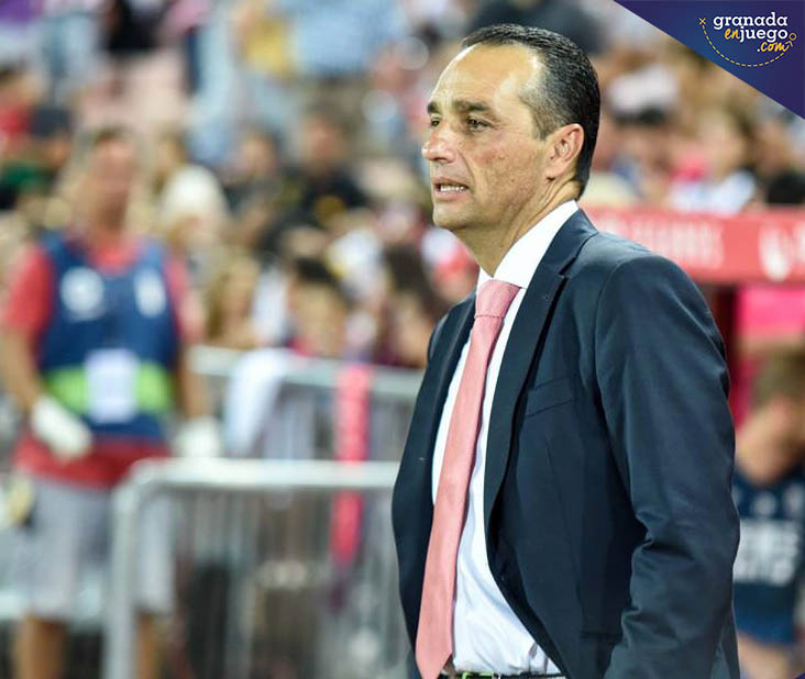 José Luis Oltra, entrenador del Granada CF, durante el encuentro (BALDOMERO)