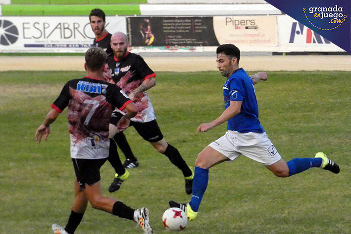 Una jugada del derbi disputado en la Ciudad Deportiva de Maracena (PACO CASTILLO)