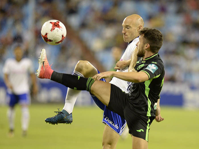 Una acción del encuentro copero disputado en el estadio de La Romareda (GRANADA CF)