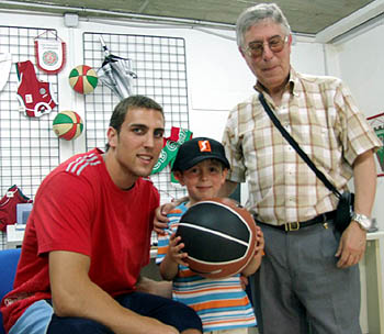 José Mª Blanca junto a su nieto y Pablo Aguilar (CBGRANADA.COM)