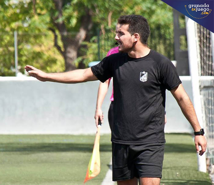 Leo Fernández, entrenador del At. Monachil (J. M. BALDOMERO)