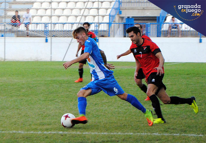 Raúl García dejando atrás a Asencio (MUCHO DEPORTE)