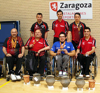 Los componentes de la expedición granadina posando con sus trofeos