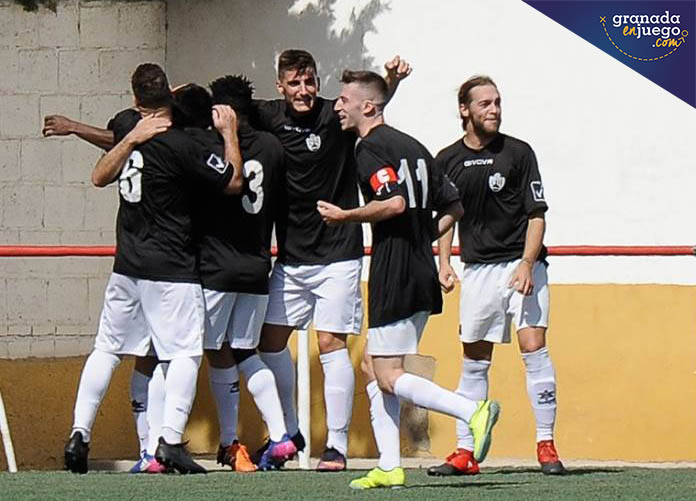 Los jugadores del Arenas celebran el tanto de la victoria en Cúllar Vega (BALDOMERO)