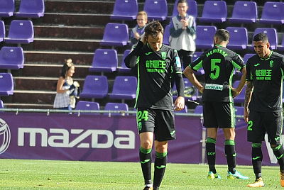 Los jugadores del Granada se lamentan en el José Zorrilla (LOF)