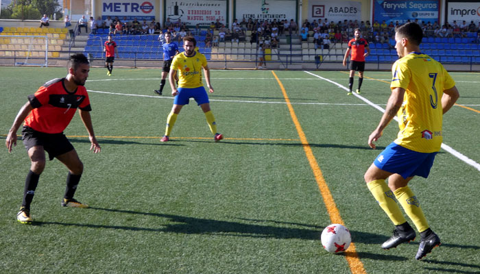Migue Quevedo conduce ante el visitante Salim (CASTILLO)