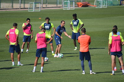 Oltra dando instrucciones durante el entrenamiento 