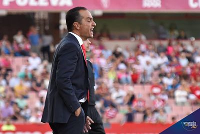 Oltra dando indicaciones desde la banda 