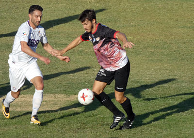 Lolo Armario conduce ante un rival 