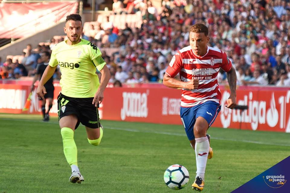 Machís (derecha) durante una acción del partido ante el Córdoba. (BALDOMERO)
