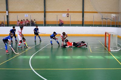 Un lance durante el encuentro del equipo alevín 