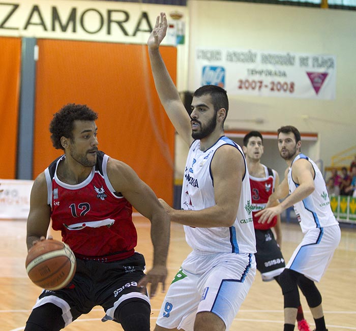 Una acción del encuentro jugador en el Polideportivo Ángel Nieto (PHOTOGRAPHERS SPORTS)