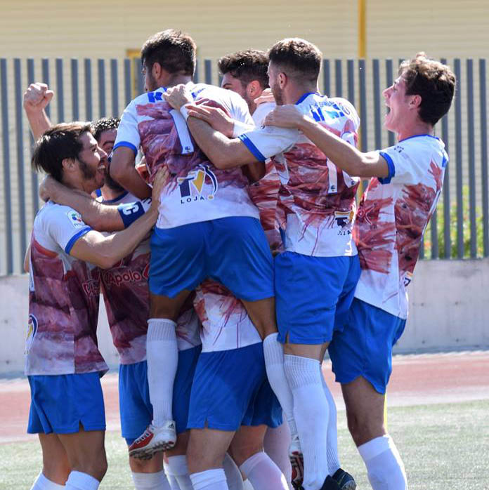Los jugadores locales celebran uno de los goles (CASTILLO)