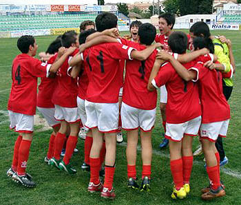 El equipo de Benalúa celebrando la victoria (E. SALMERÓN)