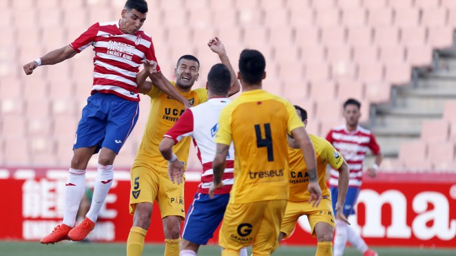 El Granada lo intenta en un lance aéreo en un partido anterior (GRANADA CF)