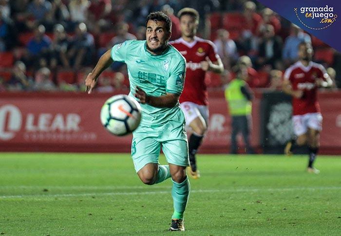 Joselu intenta alcanzar un balón en el último encuentro en Tarragona. (LOF)
