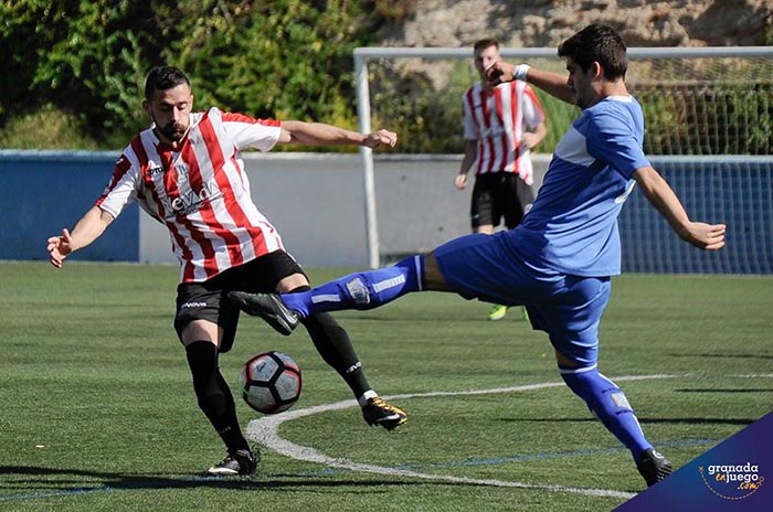Dos jugadores disputan el cuero en el derbi (JOSÉ M. BALDOMERO)