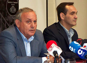 José Julián Romero junto a Julián Aranda tras anunciar su dimisión
