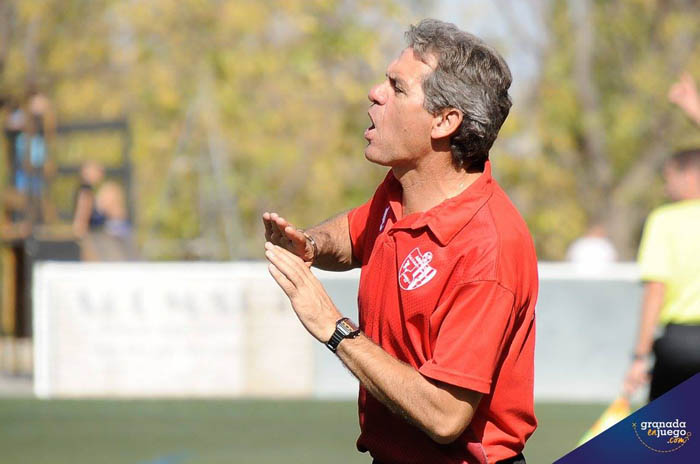 Ángel Fernández durante un encuentro al frente del Arenas (J. M. BALDOMERO)
