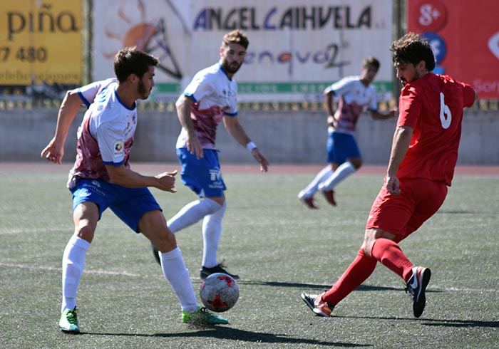 Una acción del derbi provincial jugado en tierra lojeñas (CASTILLO)