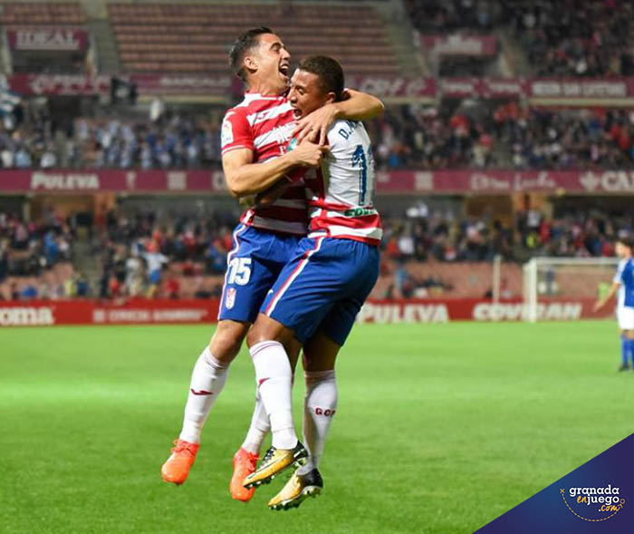 Machís celebra uno de los goles junto a Pedro (JOSÉ M. BALDOMERO)