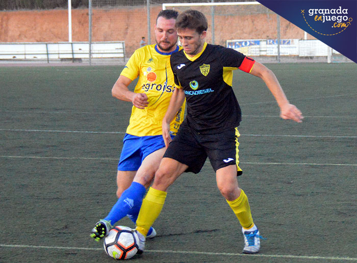 Una acción del encuentro entre FC Cubillas y Huétor Tájar B (LÁZARO)