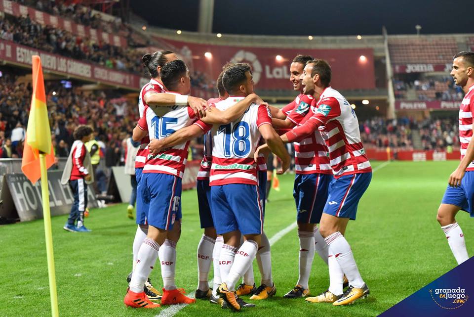 Los rojiblancos celebran un gol en el último partido ante el Lorca. (BALDOMERO)