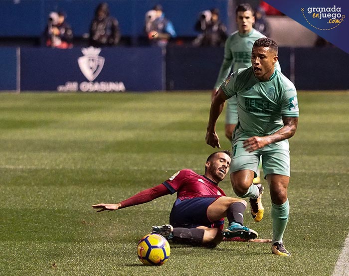 Machís en una acción por la banda izquierda ante el At. Osasuna (LOF)