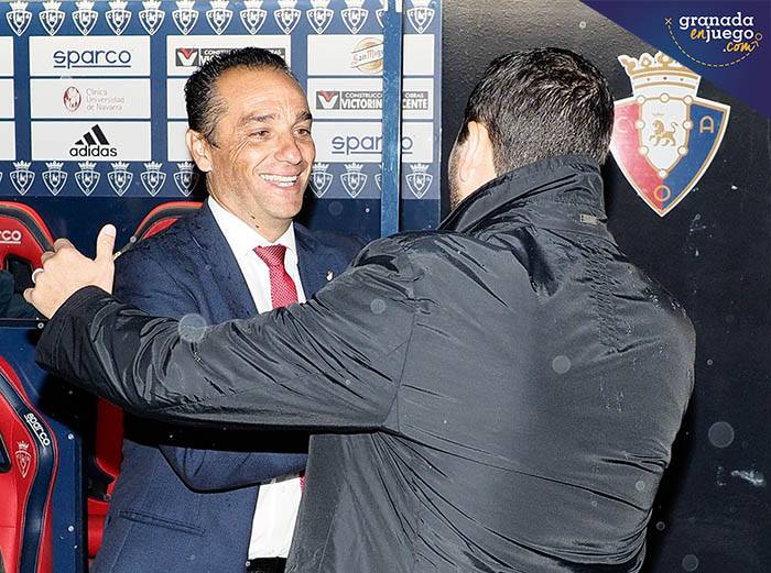 José Luis Oltra saluda a Diego Martínez antes del partido (LOF)