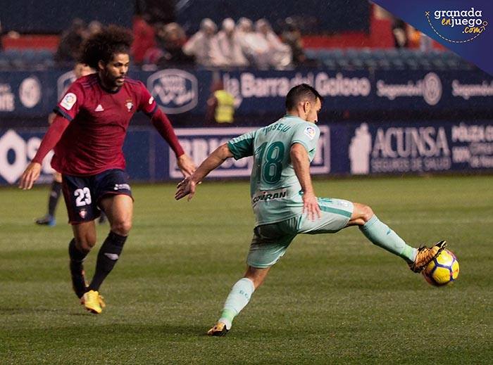 Joselu, en una acción del último partido en El Sadar. (LOFT)