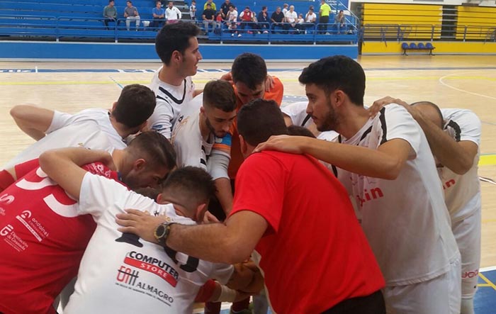 Los jugadores granadinos antes del inicio del encuentro (GRJ)