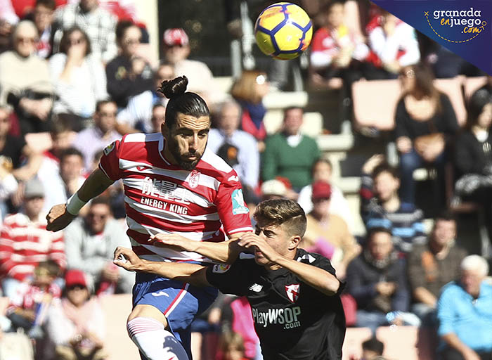 Chico Flores salta en una acción con un delantero sevillista (LOF)