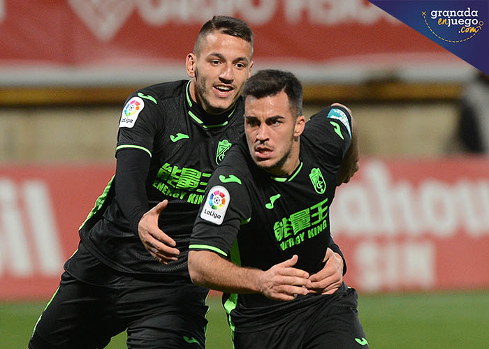 Joselu, agarrado por Rey Manaj, celebra con rabia el gol (LOF)