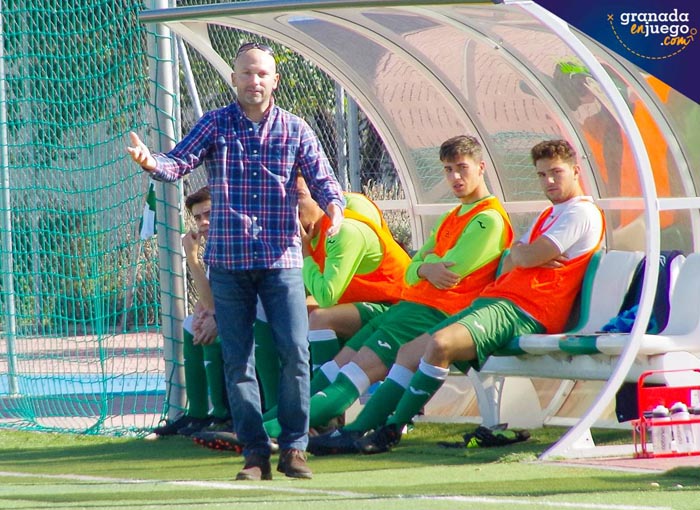 Thierry Pérez, entrenador del Céltic CF, durante un encuentro (VICENTE CARVAJAL)