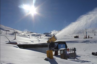 La nieve comienza a cubrir las pistas 