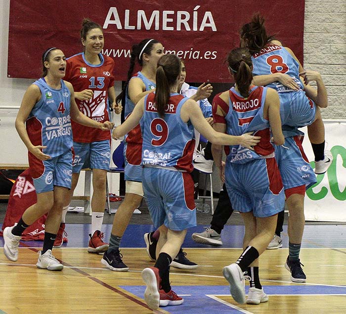 Las jugadoras granadinas celebraron la victoria en el derbi (FOTOALMERIA.COM)