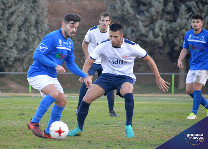 Javi Gallo conduce el balón ante un jugador del Melistar (LÁZARO)