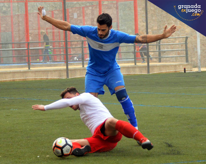Una acción del partido del equipo serrano ante el Adra Milenaria (LÁZARO)
