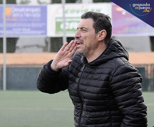 Sergio Martínez en su último partido como entrenador del Churriana CF (J. M. BALDOMERO)