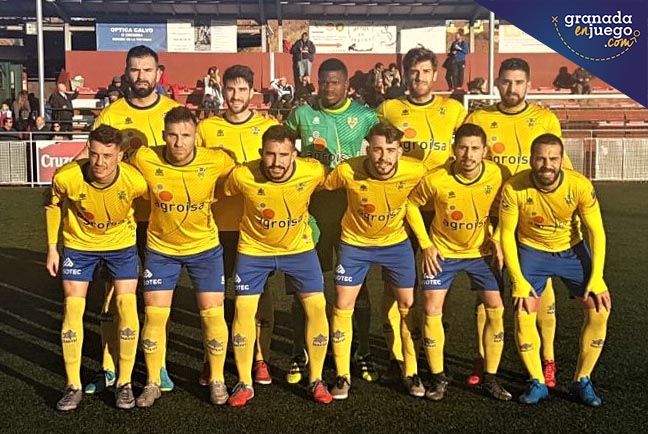 Onde inicial del CD Huétor Vega sobre el césped del campo del CD Rincón (GRJ)