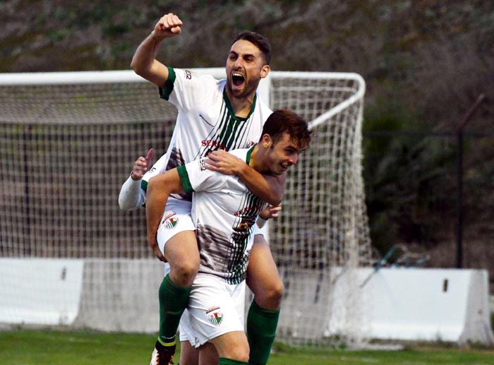 Juanfri y Aroca celebrando uno de los tantos al Atarfe Industrial (LAS4ESQUINAS.COM)