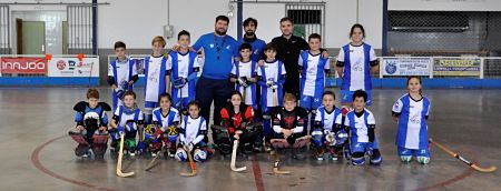 Sergi Maciá con los más jóvenes del Club tras el entrenamiento (PATÍN CAJAR)