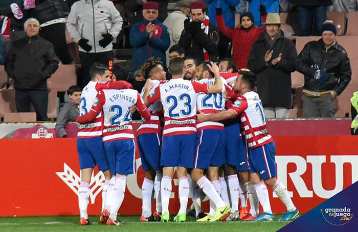Los jugadores nazaríes celebran el segundo tanto del encuentro (JOSÉ M. BALDOMERO)