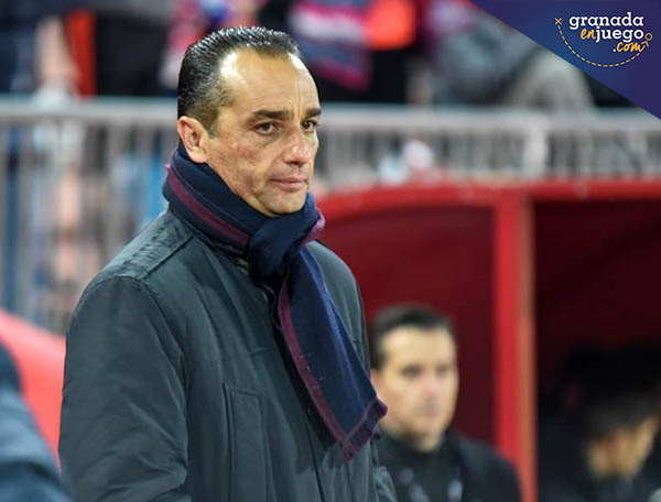 José Luis Oltra en el inicio del choque ante el Sporting (JOSÉ M. BALDOMERO)